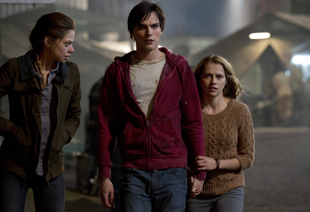warm_bodies-21-nicholas_hoult-teresa_palmer-analeigh_tipton