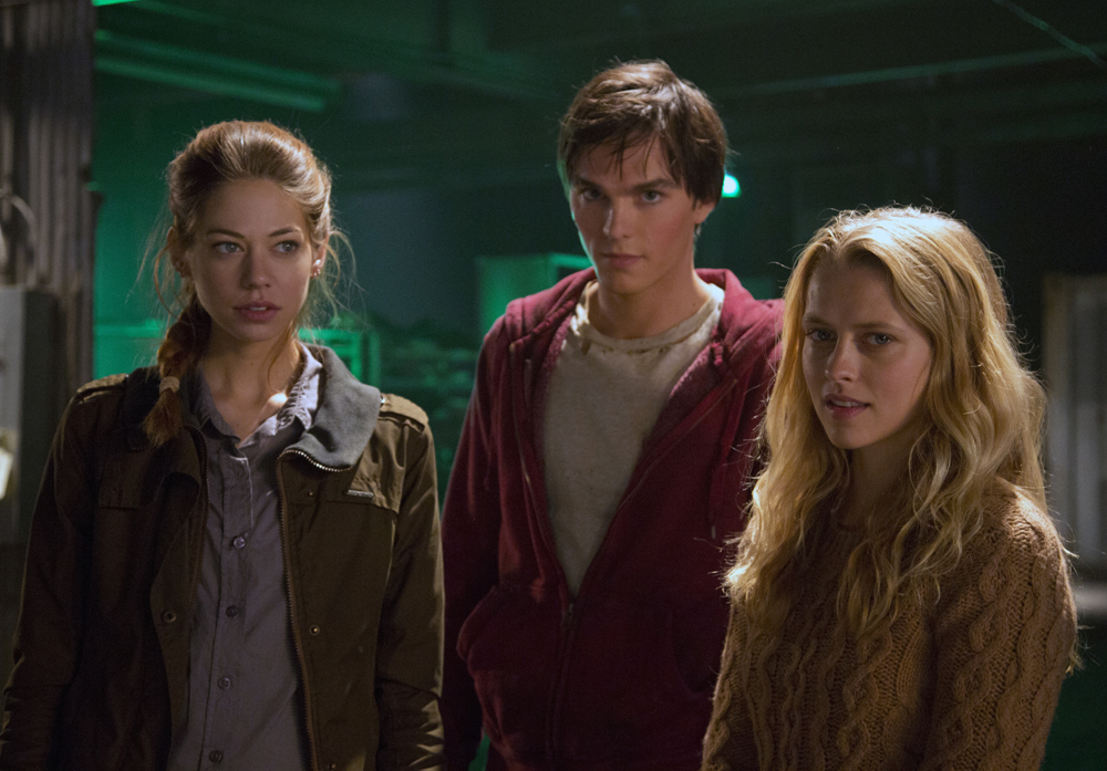 warm_bodies-25-nicholas_hoult-teresa_palmer-analeigh_tipton